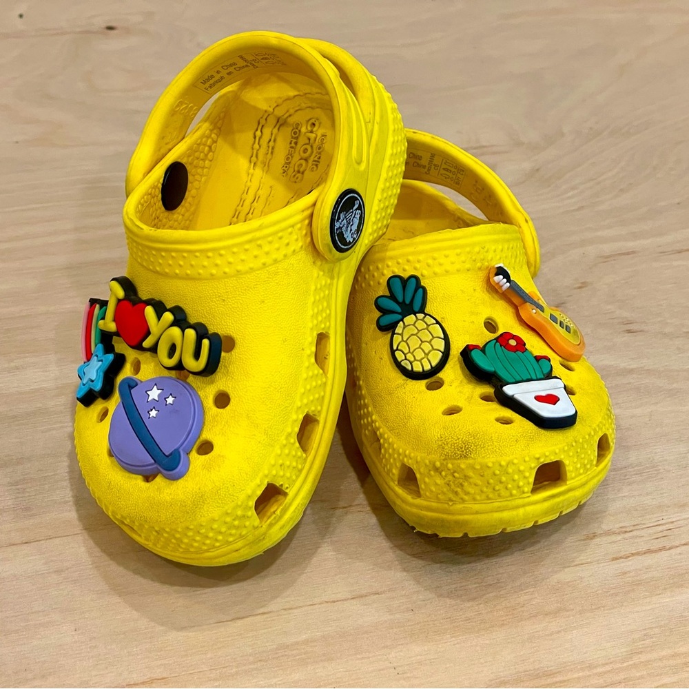 Crocs Toddler Classic Clog with Jibbitz charms - Yellow - little kids crocs c6